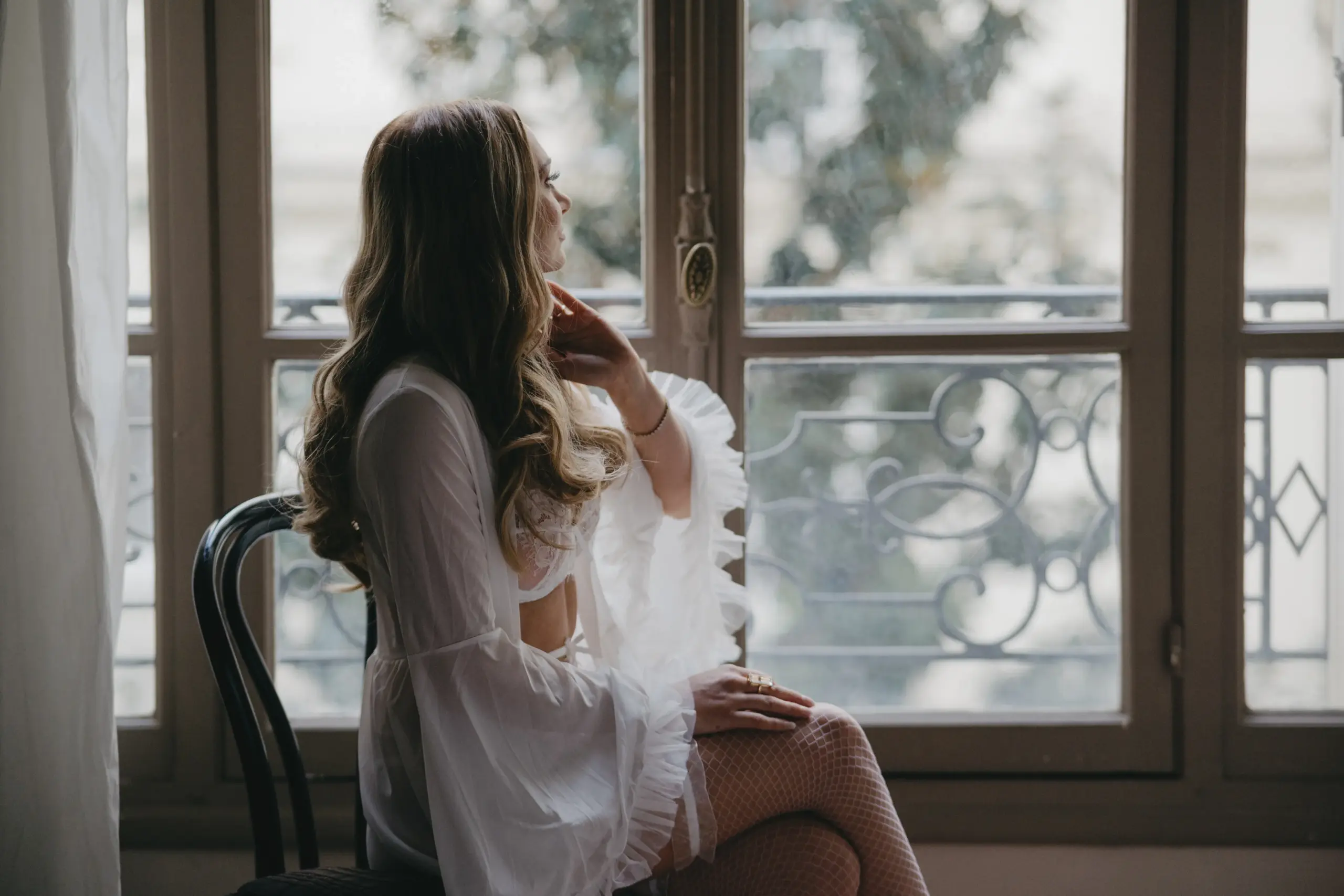 Braut schaut aus dem Fenster