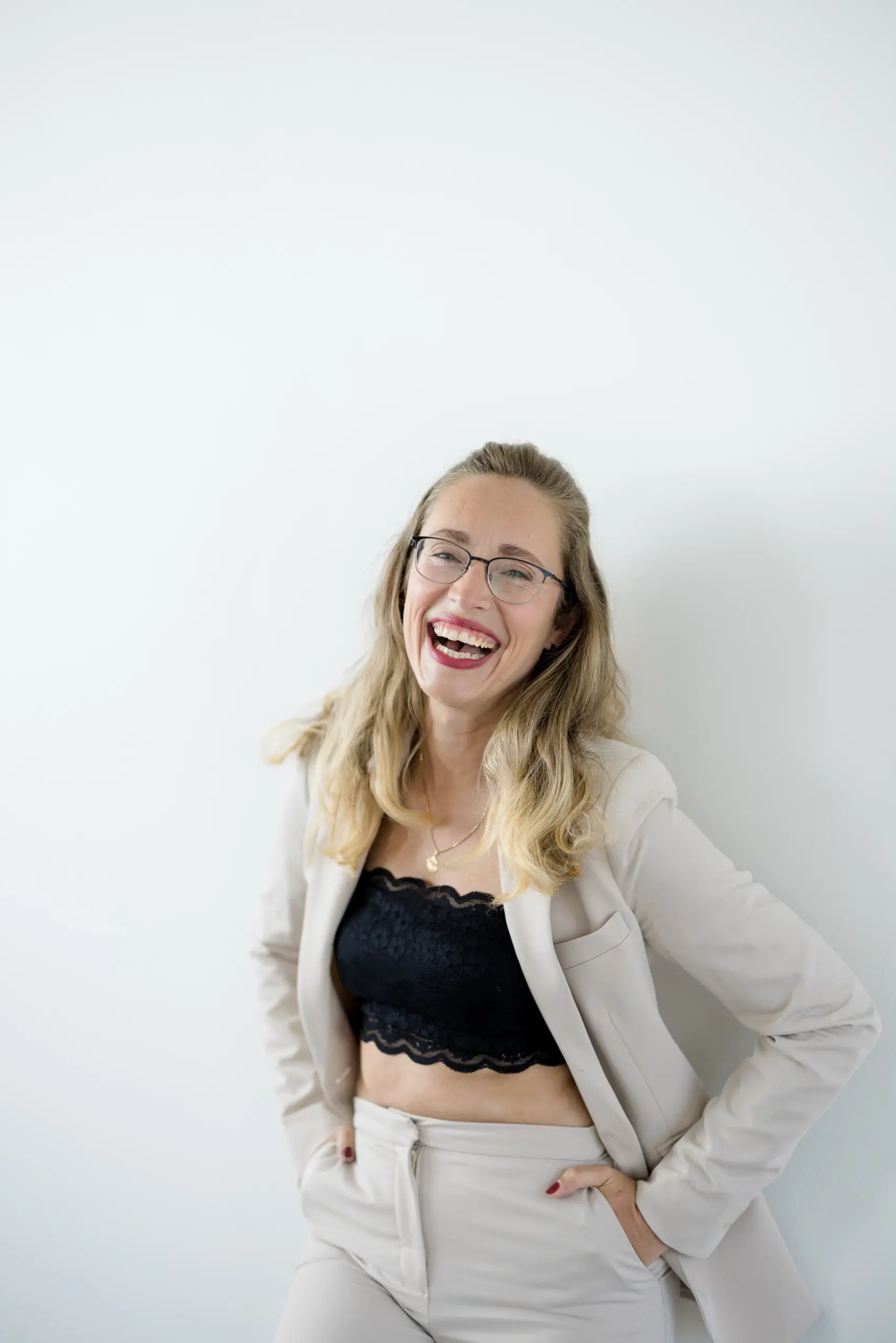 Fotografin für Hochzeiten lacht beim Personal Brandshooting