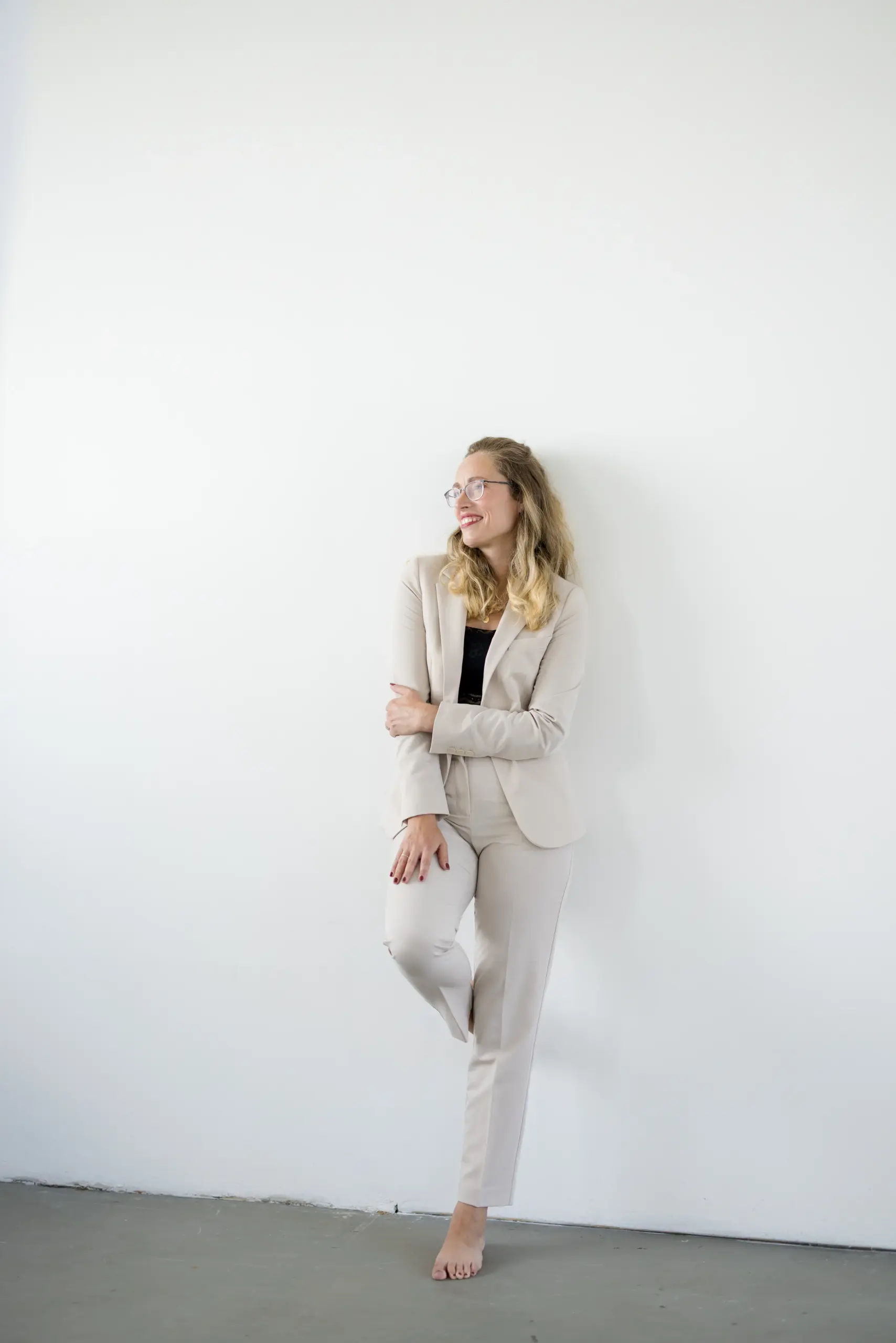 Fotografin für elegante Hochzeiten beim Fotoshooting im Beigen Hosenanzug